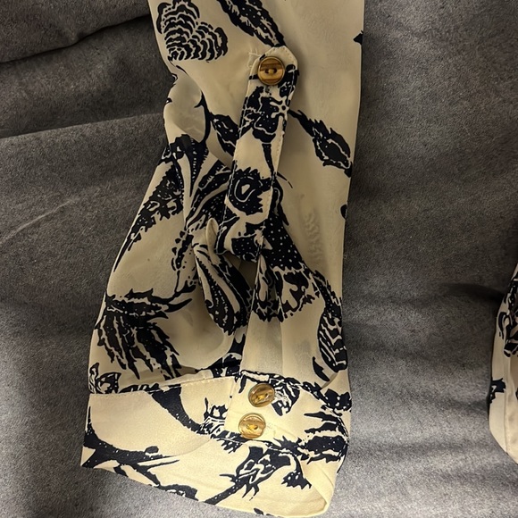 Navy & cream floral blouse - Women’s Medium - EUC - Picture 6 of 12